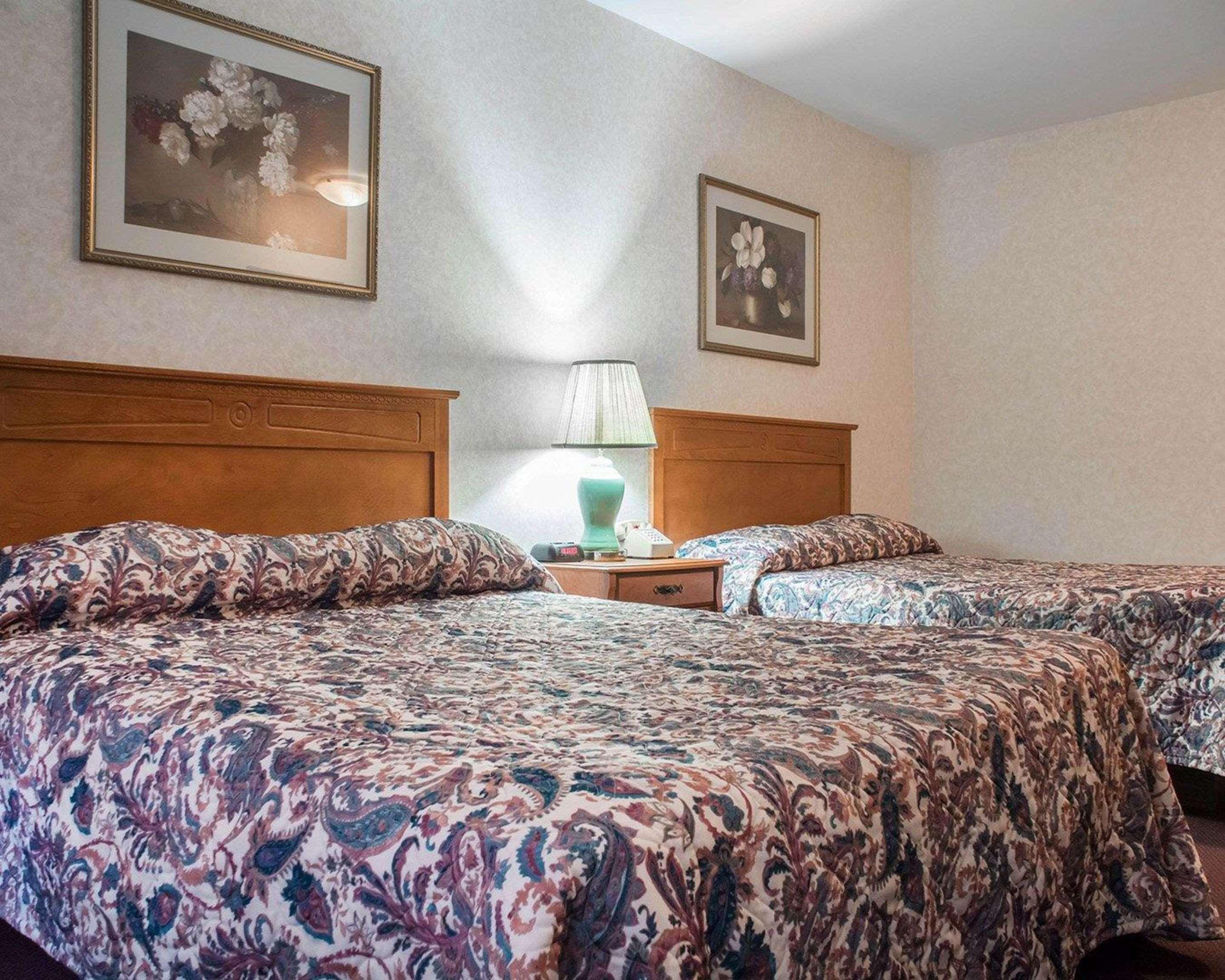 Lodge Econo By The Falls